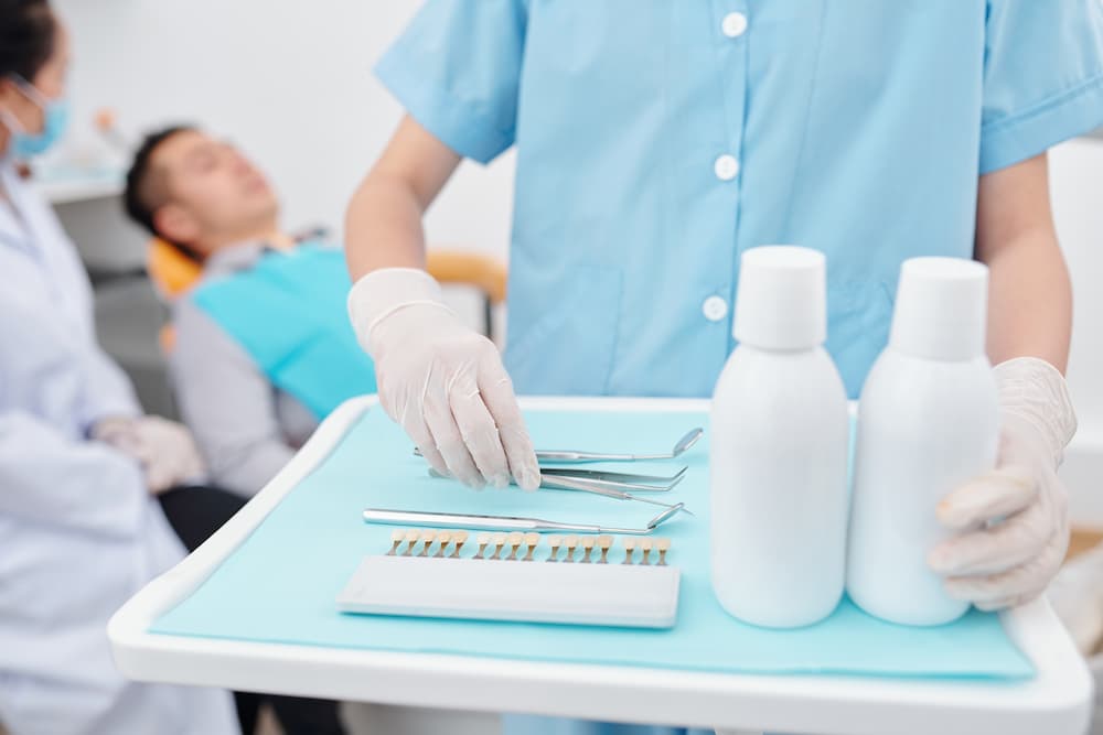 assistant preparing tray for dentist 8Y6P7ZA