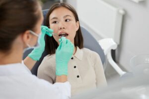 asian girl in dental chair YJX647L